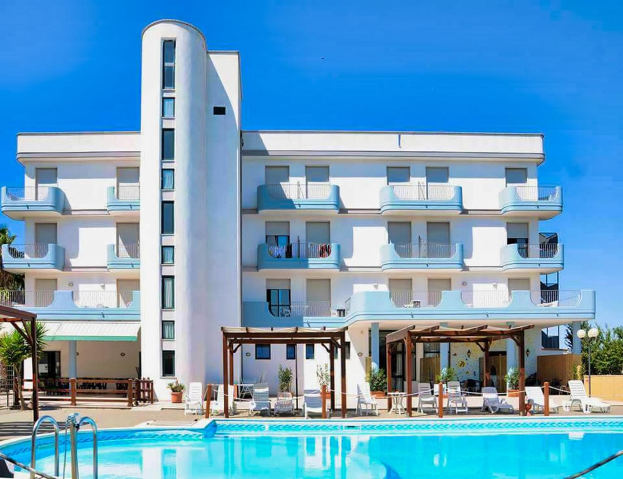 Hotel Villaggio Aurora San Pietro in Bevagna Exteriör bild